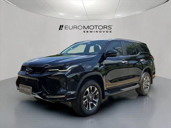 TOYOTA HILUX SW4 2.8 D-4D TURBO DIESEL SRX PLATINUM 7L 4X4 AUTOMÁTICO